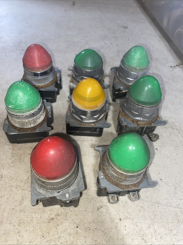 LOT OF 8 CUTLER HAMMER INDICATING LIGHTS. 10250T