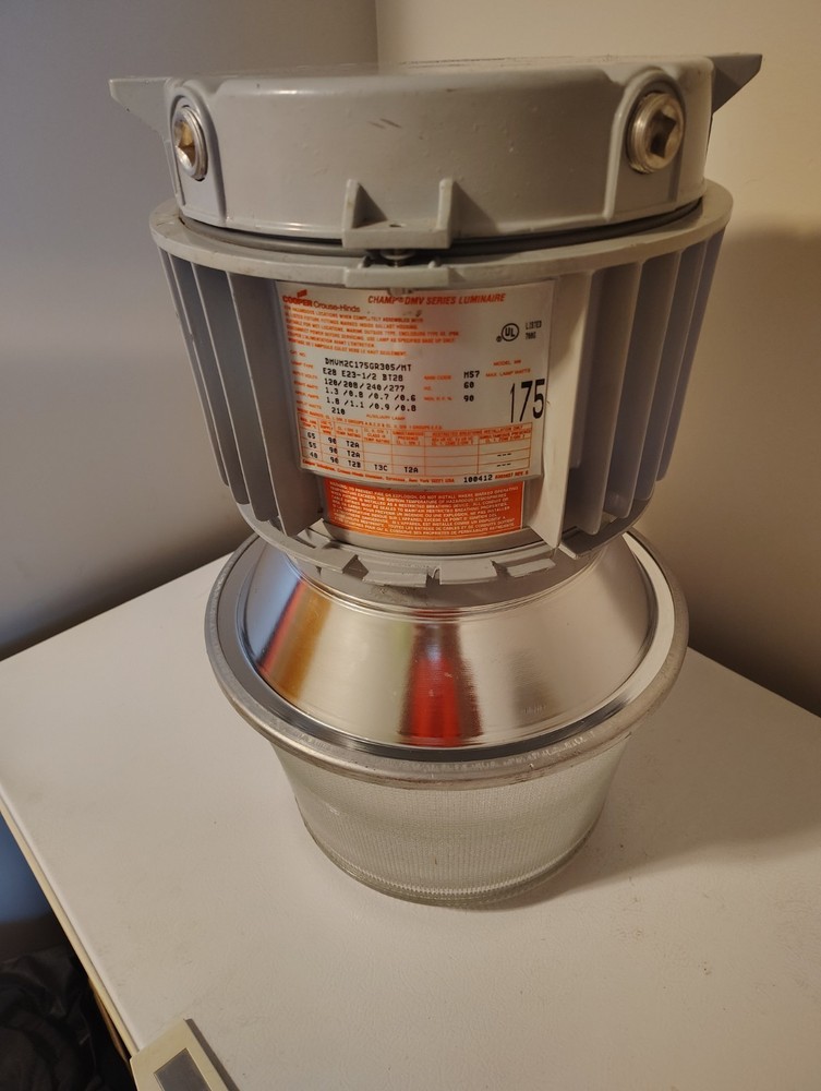 Cooper Crouse Hinds DMVM2C175GR305/MT 175 Watt Luminaire For Hazardous Locations