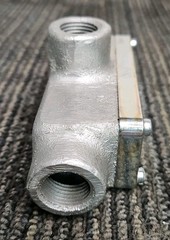 Cooper Crouse-Hinds OET1 1/2″ T-Style Conduit Outlet Body with Cover