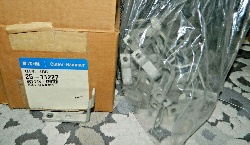 Lot of 100 New Eaton 25-11227 BUS BAR CENTER CONNECTOR for IEC size L, M, N STR.