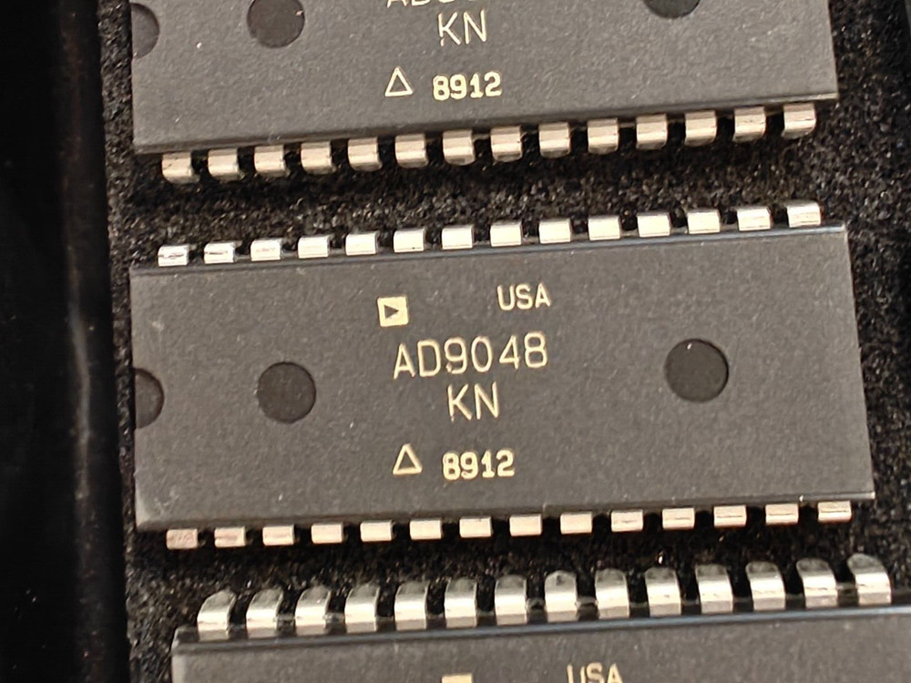 1x Analog Devices [AD9048 KN] Monolithic 8 Bit Video A/D Converter – Single Unit