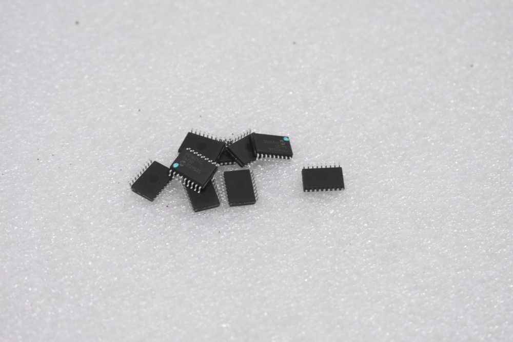 MICROCHIP TECHNOLOGY PIC16C54C-04/SO MICROCONTROLLER 25 RAM (LOT OF 20)