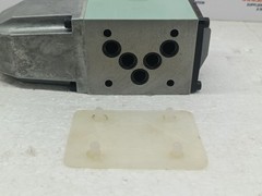 Kawasaki DE10P-10-204-DA200AL-L94 hydraulic valve Solenoid directional valve
