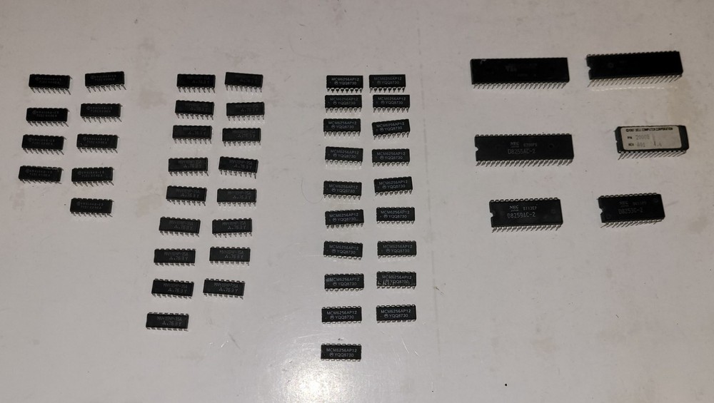 Lot of 51 microchips KM4164B-15, MN4164P-15A, MCM6256AP12, D8259AC-2