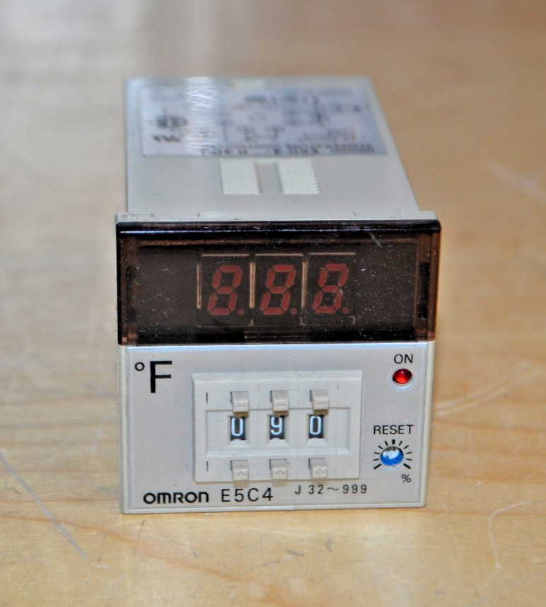 Omron ~ E5C4-R40J ~ Analog Fahrenheit Temperature Controller ~ (B2)