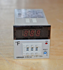 Omron ~ E5C4-R40J ~ Analog Fahrenheit Temperature Controller ~ (B2)
