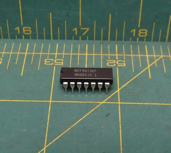 *Lot of 25* 14-Pin Dip Integrated Circuit HEF4013BP HNH8414 3