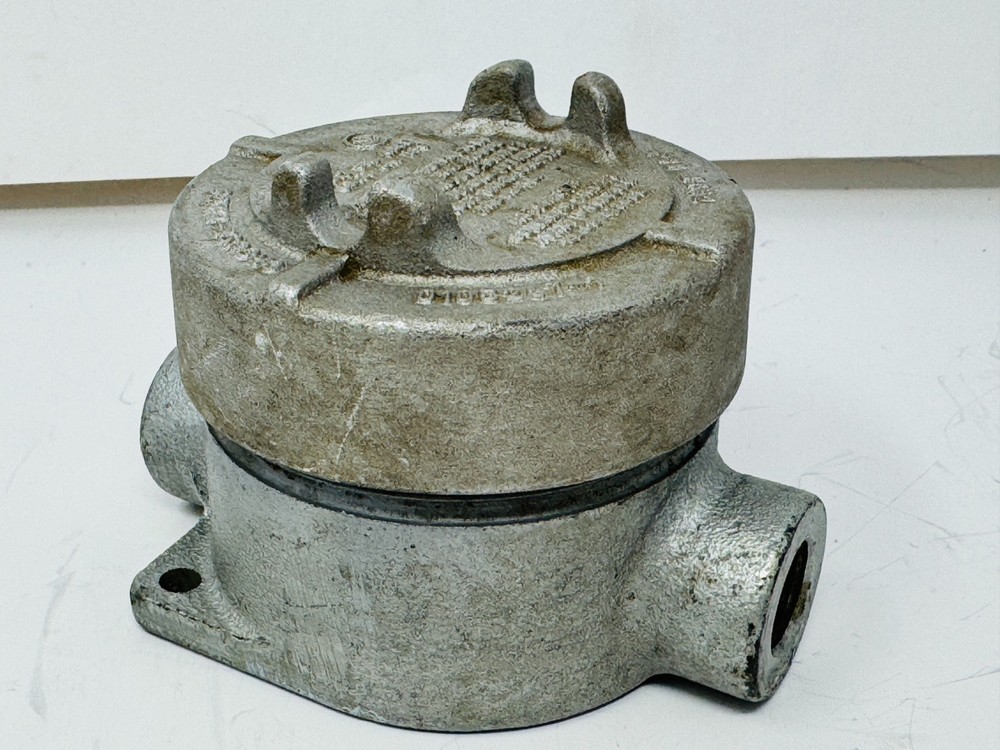 COOPER CROUSE-HINDS EABC16 CONDUIT OUTLET BOX WITH COVER 1/2″ Used