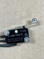 OMRON V-10G6-1023-K MICRO SWITCH ROLLER LEVER SPDT NO NC 10A 125/250V 1/3HP LEAD