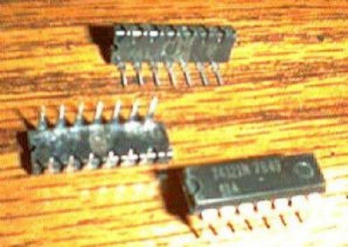 Lot of 25: Signetics 74121N