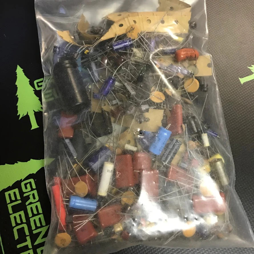 USC-CAPASST – US CIRCUITS – ASSORTMENT OF CAPACITORS – EVERY BAG IS DIFFERENT, V