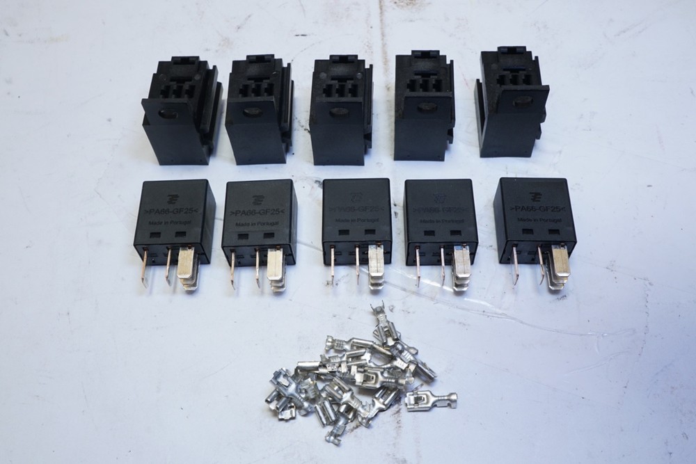 Lot of 5 TE V23074-A1002-A403 Automotive Relay & 5 Plug-In Socket & 20 Terminals