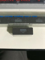 4- Intersil ICM7218BIJI 8 digits display driver in a ceramic 28 pin CDIP package