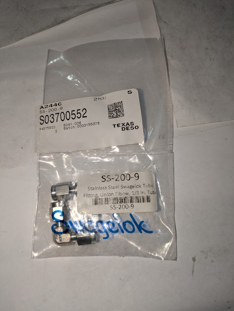S03700552 STAINLESS STEEL SWAGELOK TUBE FITTING 1/8 IN SS-200-9 (LOT OF 2)