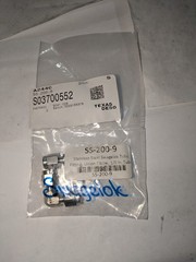 S03700552 STAINLESS STEEL SWAGELOK TUBE FITTING 1/8 IN SS-200-9 (LOT OF 2)