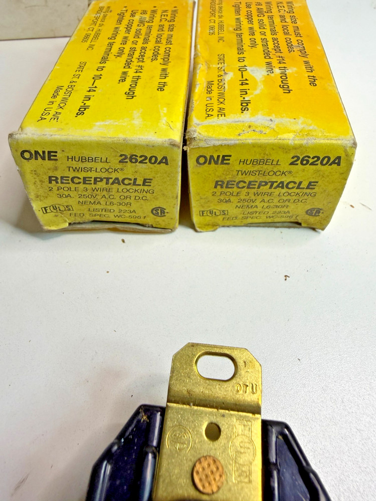 New Lot x 2 Hubbell ONE 2620A Twist-Lock Receptacle 2Pole 3 Wire Locking
