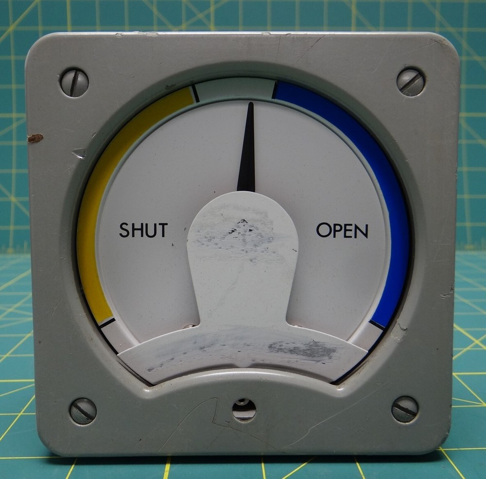 Shut / Open Gauge 3.5″ Dial, Square Front Flange 4.5″ x 4.5″