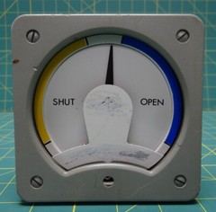Shut / Open Gauge 3.5″ Dial, Square Front Flange 4.5″ x 4.5″