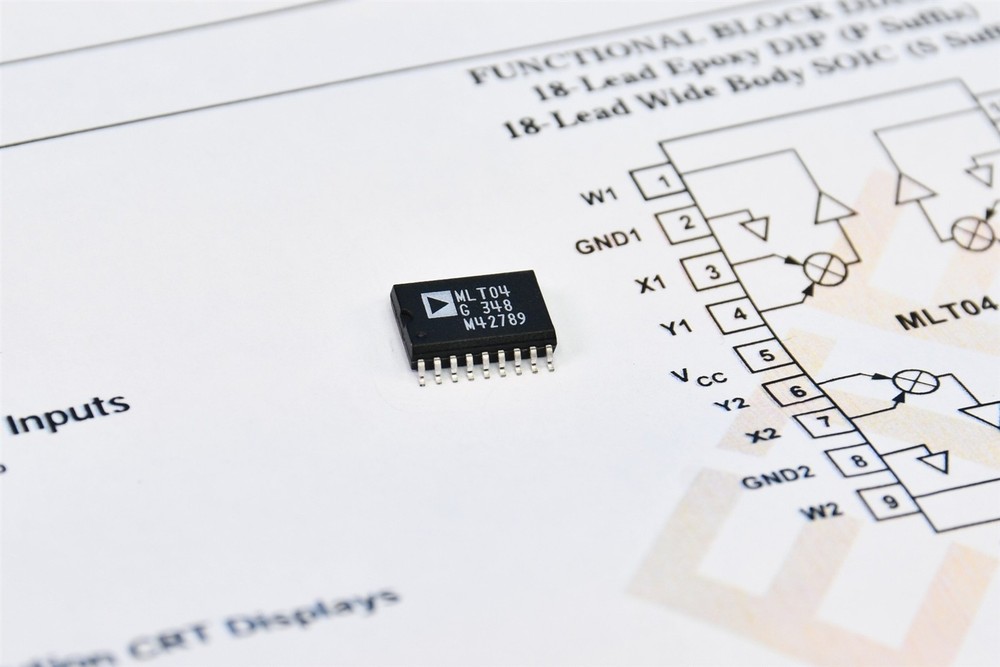 1 Analog Devices Four-Quadrant Multiplier MLT04GS