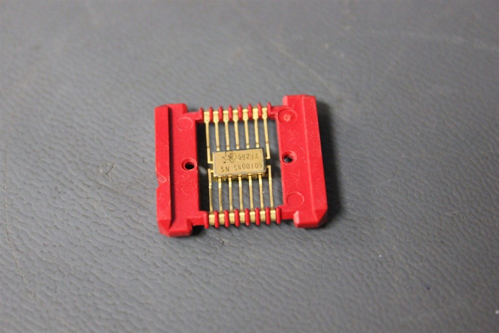 VINTAGE 69 NOS RARE TEXAS INSTRUMENTS GOLD FLAT PACK IC PROCESSOR CHIP SN5400F05