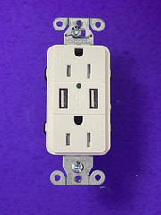 Hubbell USB15X2W USB Charger Receptacle Duplex 15A/125V 2 Port 3A/5V USB White