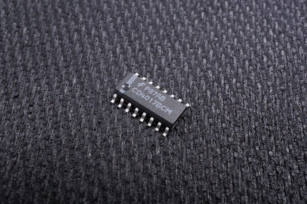 CD4017BCM Fairchild Decade Counter 10-Bit Positive Negative 15V 16-SOIC SMT