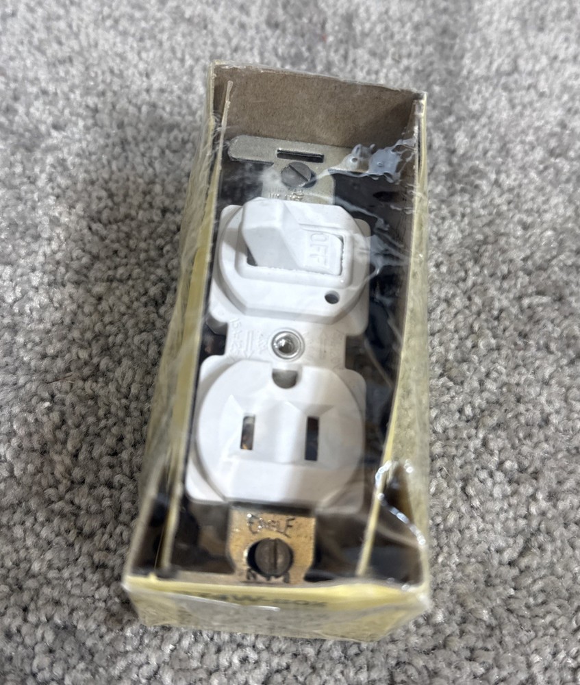 EAGLE SINGLE POLE QUIET SWITCH With Pilot Light And Receptacle # 274W-BOX White