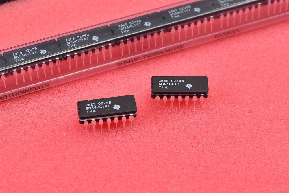 (2) Texas Instrumnts SN54HC14J Hex Inverter Schmitt-Trigger Inputs 2V-6V Supply