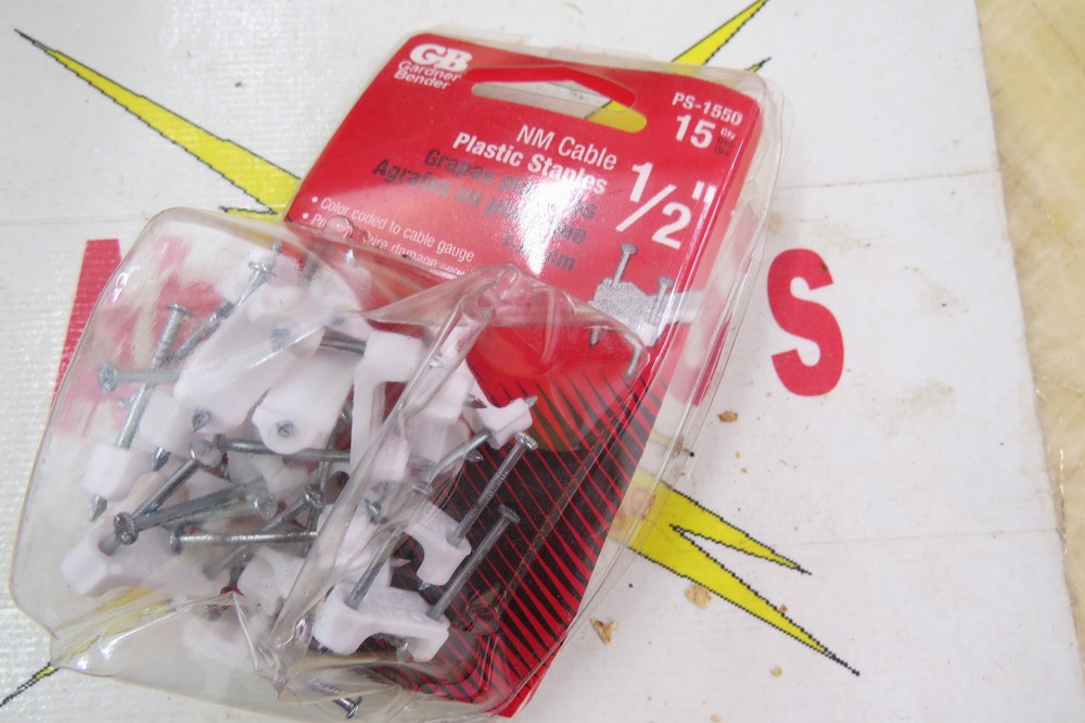 Gardner Bender PS-1550, NM Cable Plastic Staples 1/2″, pkg of 15