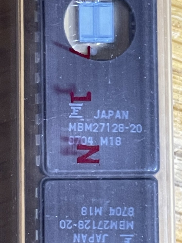 A lot of FOUR (4) FUJITSU MBM27128-20 ; 16K x 8 EPROM 28-Pin CDIP-