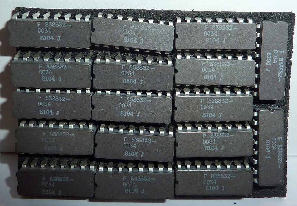 17 Fujitsu 838832-0034 8104J Ceramic IC’s