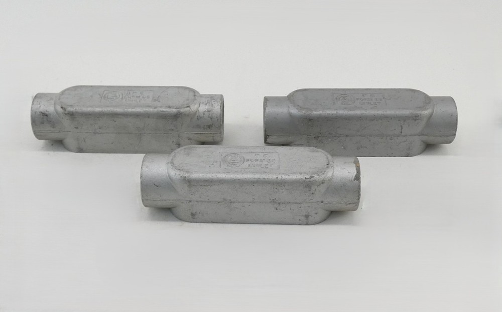 *Lot of 3* Appleton Form 85 1″ C Conduit Outlet Body Unilet