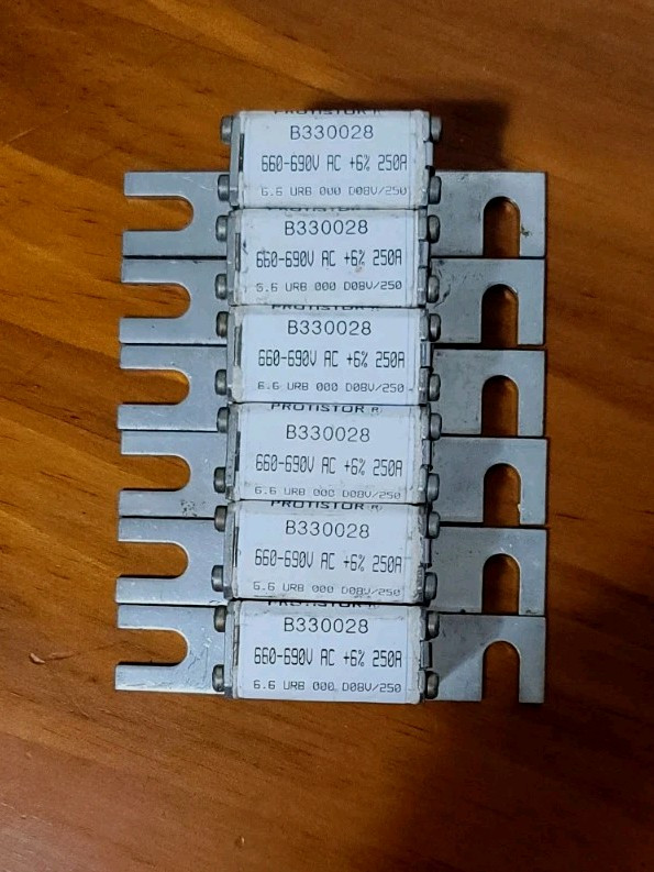Mersen Ferraz Protistor Semiconductor Fuse B330028 660-690V AC 250A Lot of 6 !