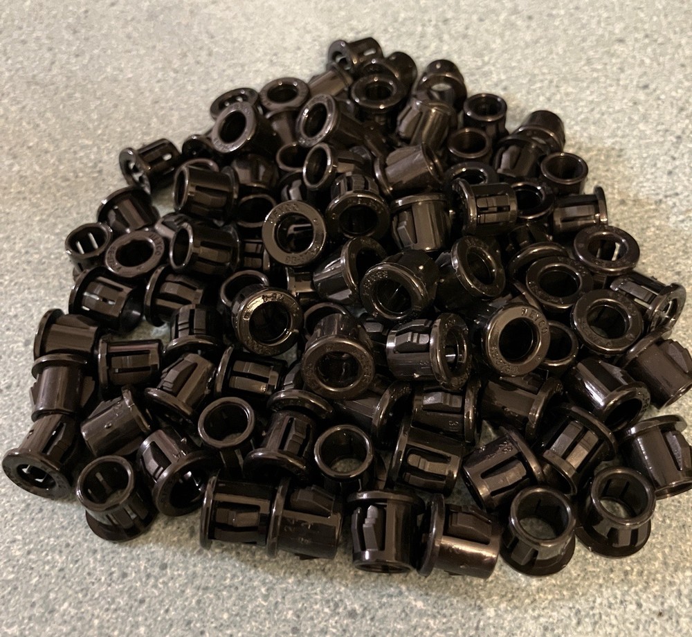 Qty 100 – HEYCO SB-375-4 Part #2030 – 3/8″ Black Snap Bushing Grommet – ID 1/4″