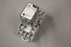 ALLEN BRADLEY RELAY AND BASE 700-HC24Z24-4 SER-D