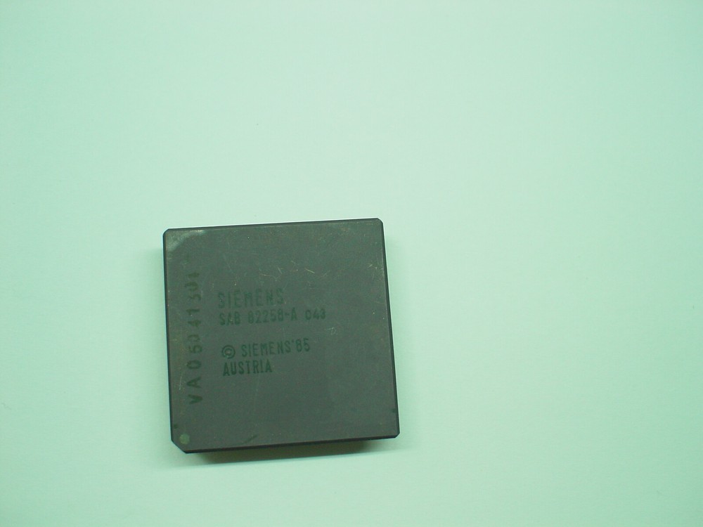 SIEMENS SAB82258-A 68-pin ceramic Microprocessor CPU PGA 1985 AUSTRIA