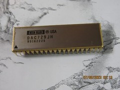 Burr Brown BB DAC729-JH 95162225 Gold 40-Pin IC DIP
