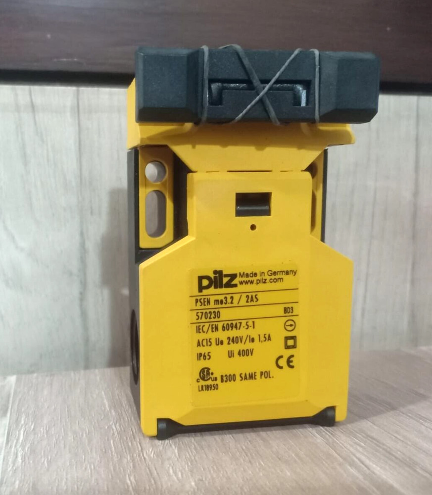 1PC- PILZ 570230 PSEN me3.2/2AS Safety Interlock Switch, 240V/1.5A, IP65- New