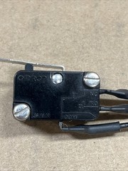 OMRON V-10G6-1023-K MICRO SWITCH ROLLER LEVER SPDT NO NC 10A 125/250V 1/3HP LEAD