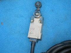 Omron D4F-320-5D Mechanical Limit Switch + 1 Year Warranty