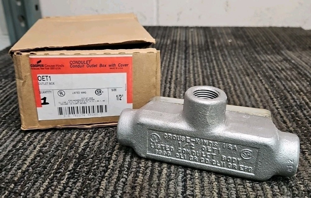Cooper Crouse-Hinds OET1 1/2″ T-Style Conduit Outlet Body with Cover
