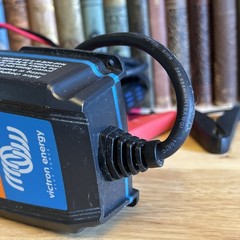 Victron BPC121031104R Blue Smart IP65 Battery Charger 12/10(1) 120V NEMA 1-15P U