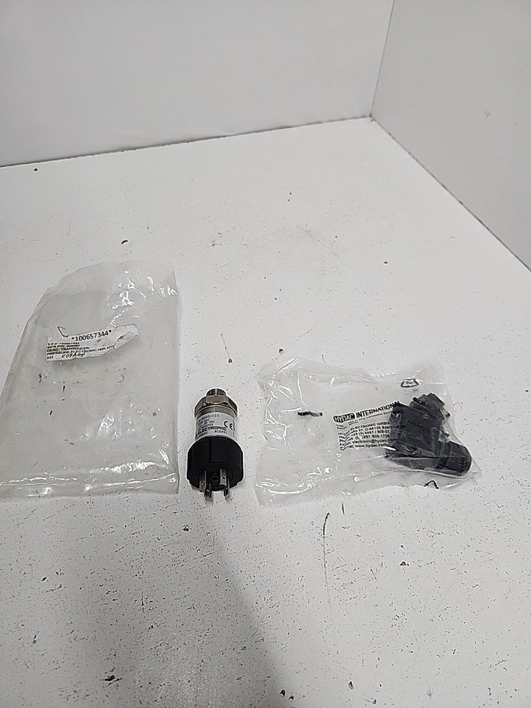 Hydac 4775-B-9000-000 Pressure Transmitter Transducer 12-30VDC 9000PSI *NOS*