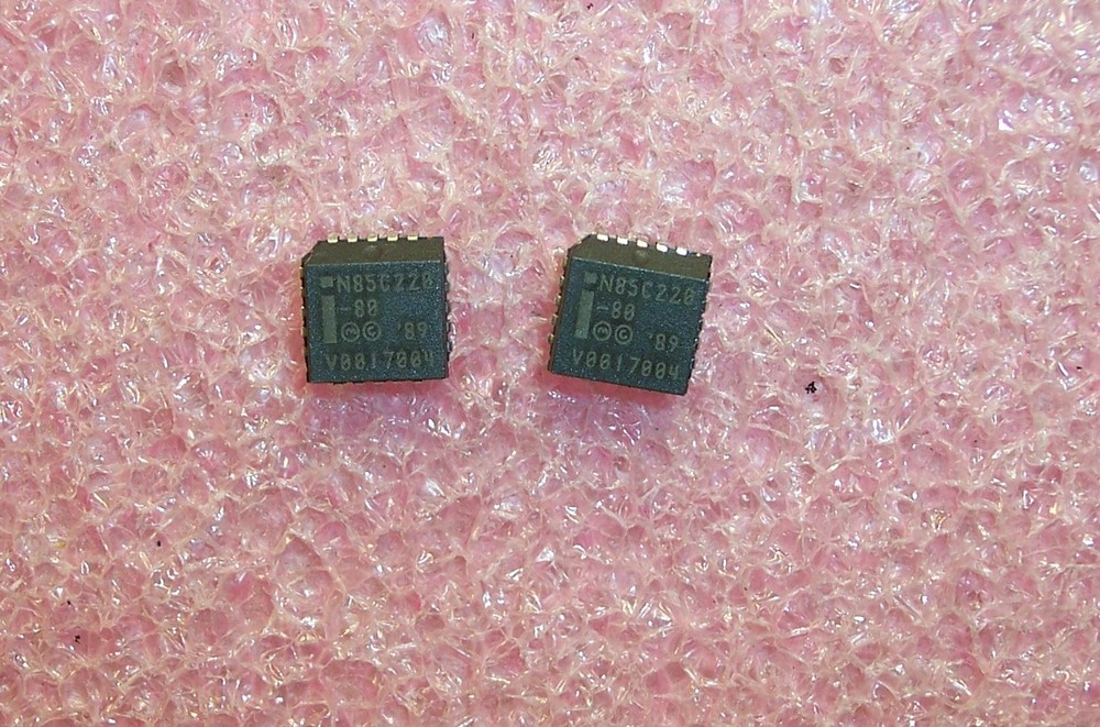 QTY (7) N85C220-80 INTEL PLCC-28 uPLD NOS ..
