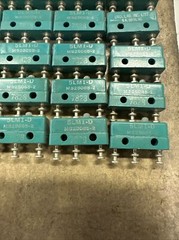 MICRO SWITCH HONEYWELL MS25085-2 PLUNGER 1P 2POS NOS QTY E52