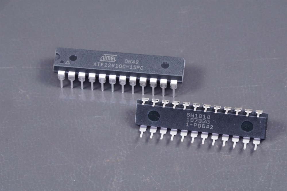 Lot of 2 ATF22V10C-15PC Atmel PLD Programmable Logic Device 5V 10 Macro 24-PDIP