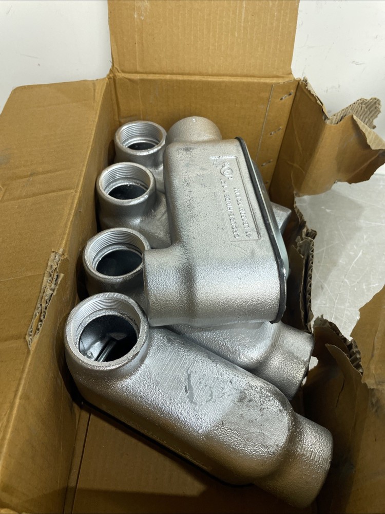 Crouse Hinds LB150M-CG, 1-1/2″, LB, Rigid Conduit Body with Cover/Gasket, 5 Pack