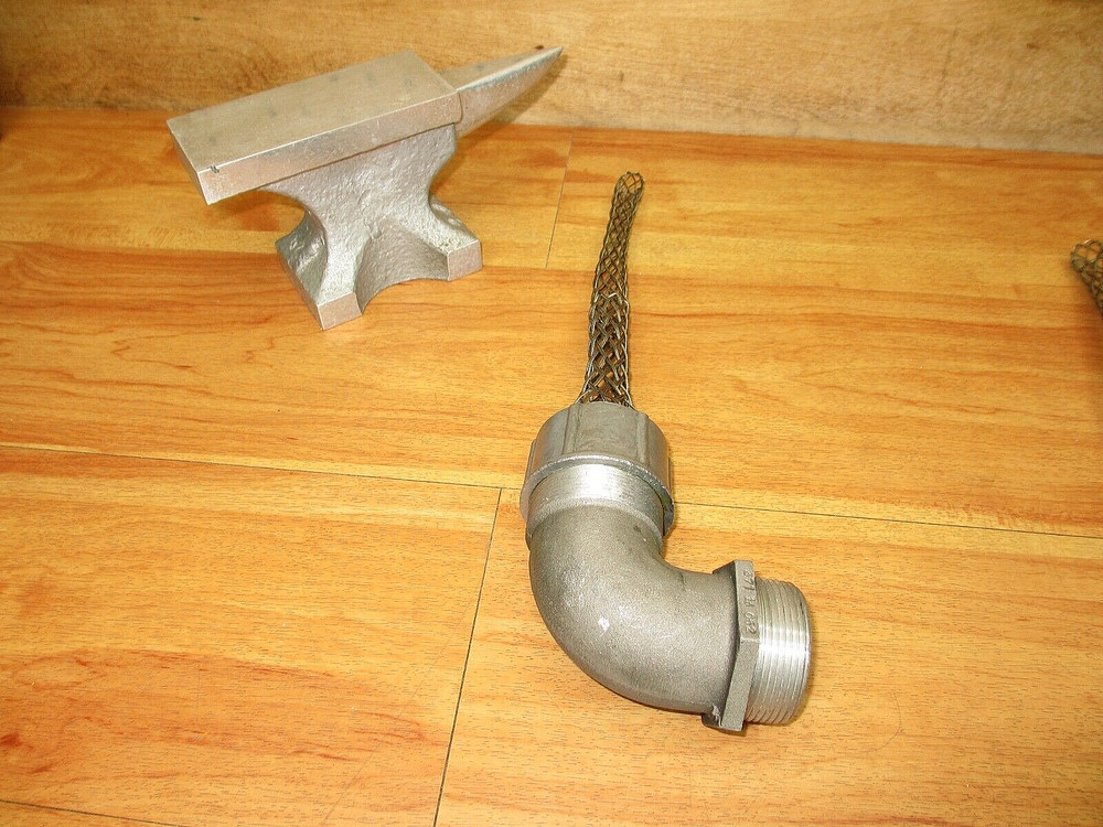 Hubbell Kellems 074-01-1045 *NEW OLD STK* 2TGJ8 Strain Relief 90 deg 1-1/2″ MNPT