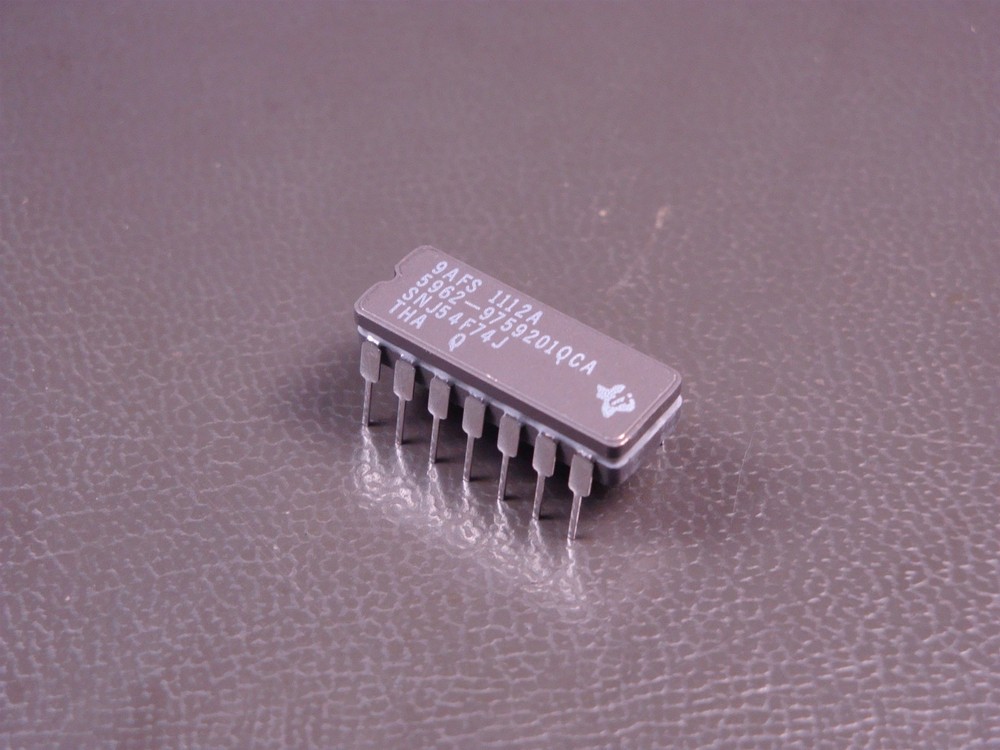 SNJ54F74J Texas Instruments D Type Flip Flop Pos Edge 14 Pin 5962-9759201QCA NOS