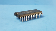ONE- IC MICROCONTROLLER, HITACHI, 28 PIN DIP